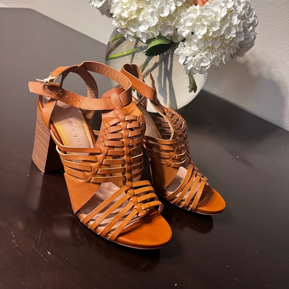 Madden Girl brown, women, chunky heel sandal
Women’s 10
Beautiful condition!
